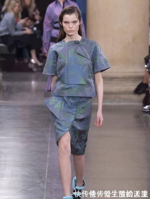 克里斯托弗 高跟鞋竟放“刷碗海绵”, 不磨脚只卖800英镑值吗!