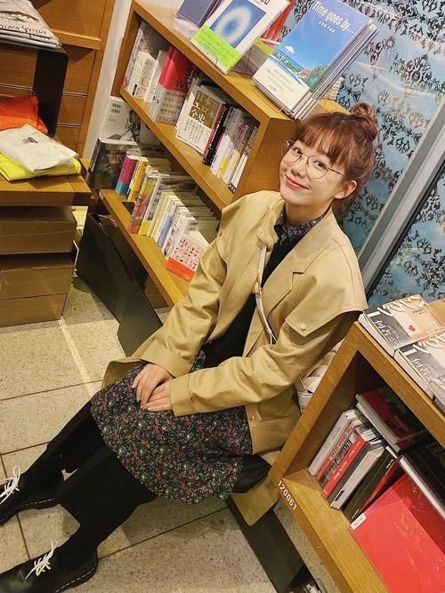 刘雯的“风衣＋毛衣”火了，时髦气质又高级，不学可惜