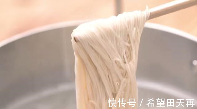 面条不一定要煮着吃，做成锅巴同样美味，脆嫩又鲜香，家人都爱吃！