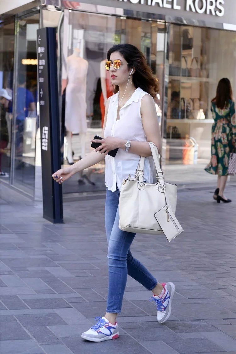 街拍:优雅洋气的美女,怎么搭都好看