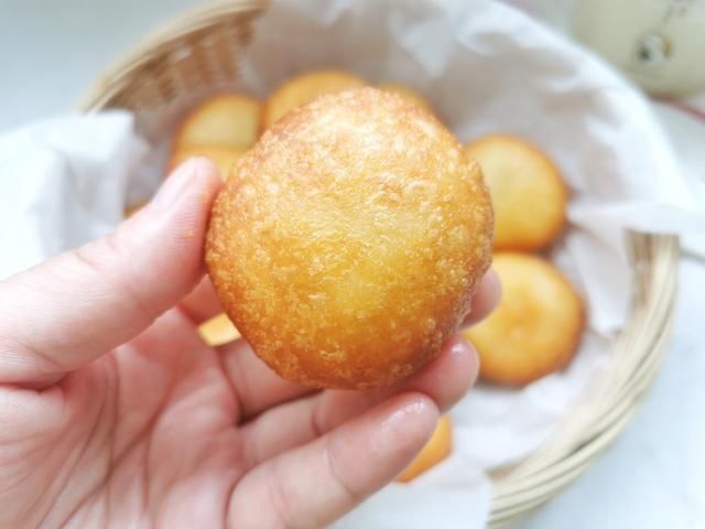 面粉中倒入开水搅一搅,做出来的糖糕个个空心鼓大泡,外酥里软