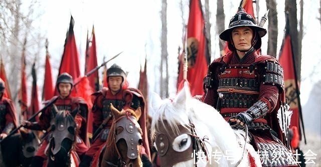 乾隆皇帝&奸臣秦桧后人考上状元,路遇岳飞墓时留下两句诗,满满的无奈之情