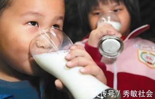 牛奶|刚知道牛奶不能乱喝，谨记3个“黄金期”，喝对营养吸收好，实用