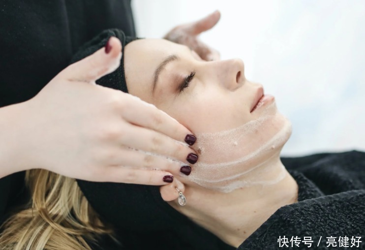 怎样洗脸才能变白?看看这四个小窍门你就知道了