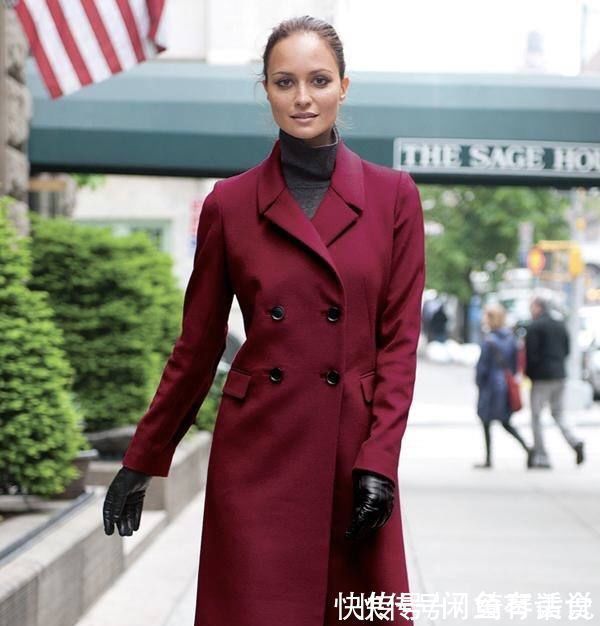 酒红色 四五十岁女人,秋冬大衣别选这几种“姨妈色”,显俗气还掉档次