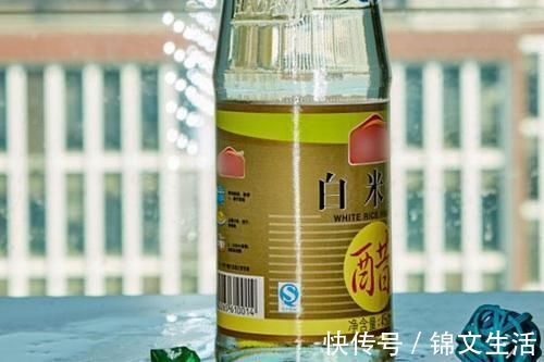 脚后跟|为什么脚后跟总是干裂起皮？除了缺水，还和什么有关？