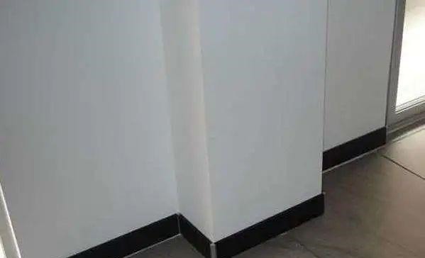 装修风格|装脚踢线已经过时了，现在越来越流行用它代替，耐用省钱美观！