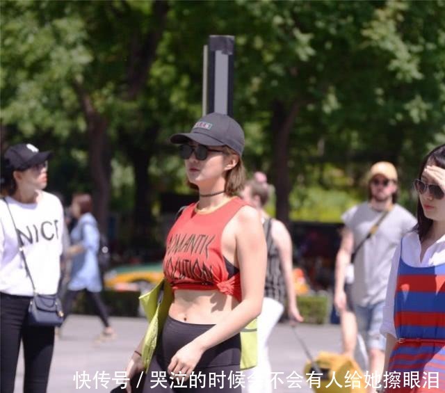 帅气打底裤彰显青春的魅力,可以展现一种清新自然的美丽!