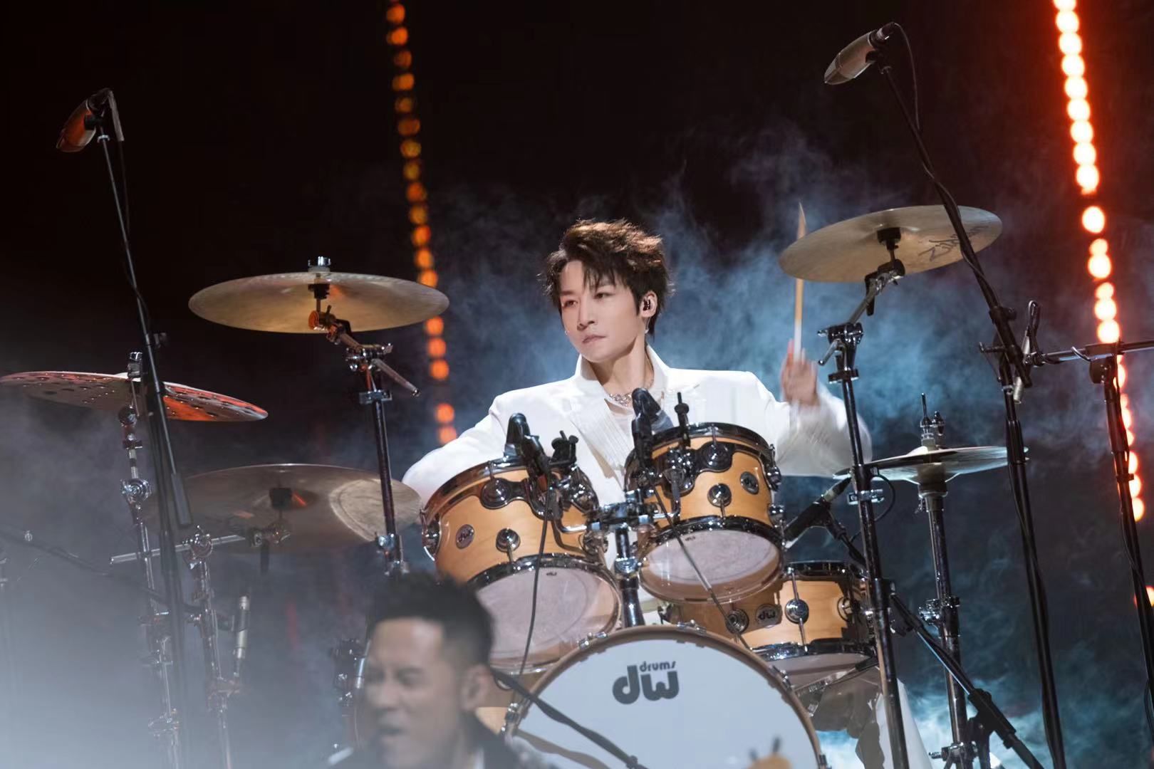 麥亨利《披荊斬棘的哥哥》總決賽火熱來襲 架子鼓驚喜開場(chǎng)燃炸舞臺(tái)