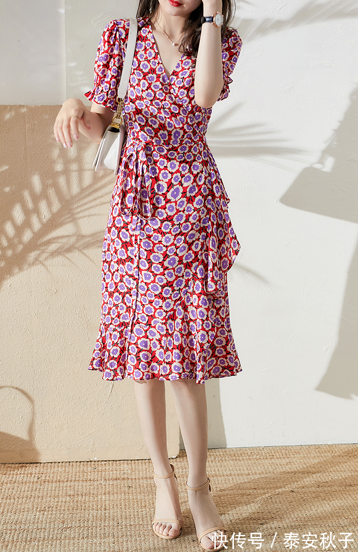 碎花连衣裙|今夏流行的“印花裙”,这也太撩人了吧!