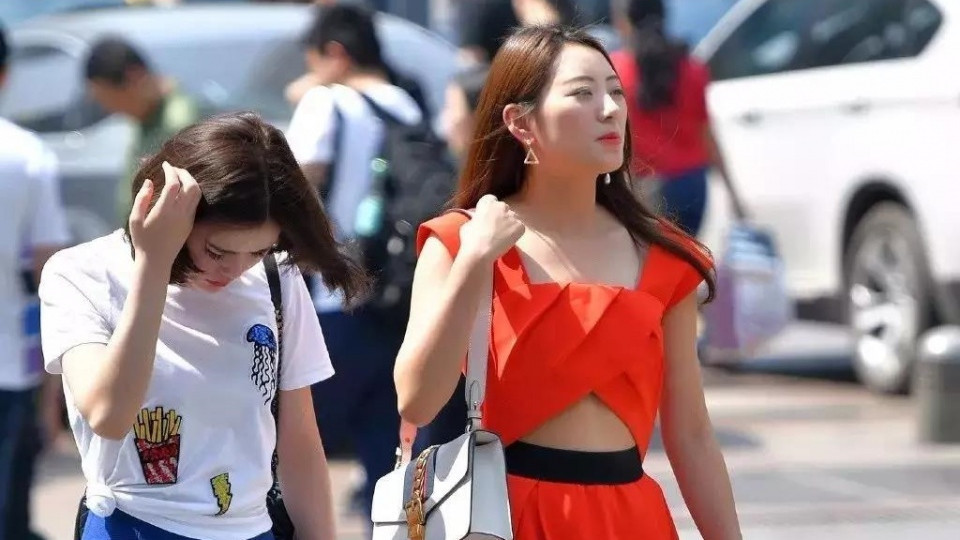 长裙 街拍: 橘红长裙性感美妇很是亮眼, 蓝色短裙性感美妇气质也不差!