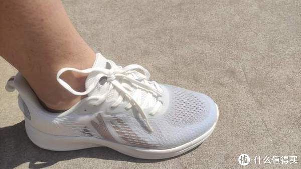 巴斯夫|带给你舒适感光变色体验,无中生有光变科技休闲鞋评测