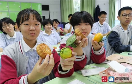 中秋节$济南高新一中九年级（8）班开展“迎中秋，知民俗”主题活动