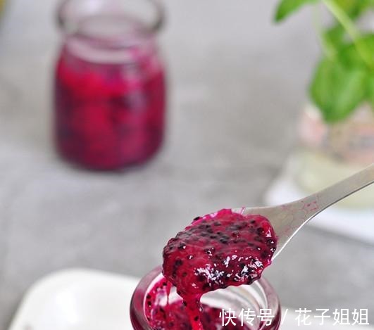 外面一瓶10几块的火龙果酱,自己在家做。美味健康无添加!