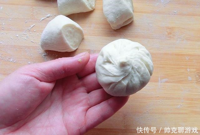 蒸包子时,记得不要只加酵母,面里加2样,包子又白又软又香又甜