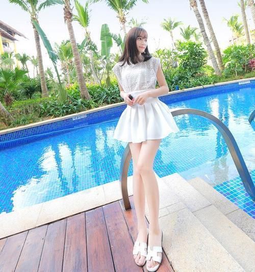 小姐姐爱穿清纯的连衣裙,显现气质淑女柔情,令人心动