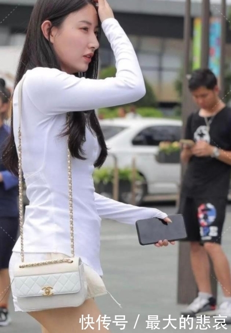 简洁|白T恤配牛仔短裤,简洁干练,潇洒自信