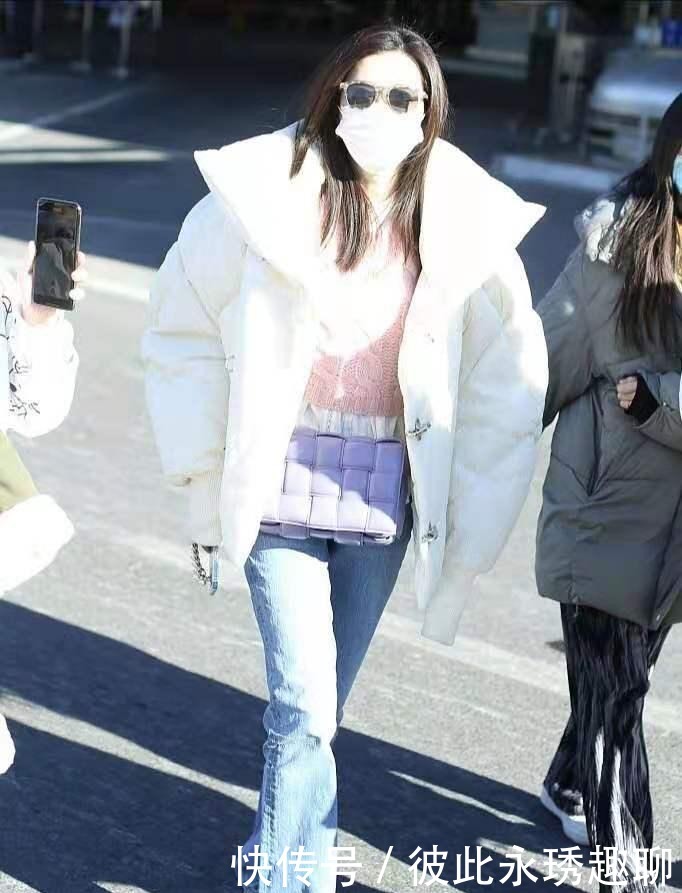 白色永不过时,今冬过年就穿白色羽绒服,优雅又大气