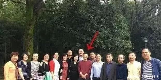 马云|马云30年前毕业照曝光,前排女同学实在太瞩目,网友:真绝了