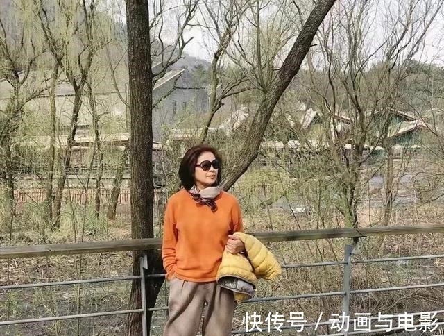 彩色 60岁的女人,建议多学学这几位博主的穿搭,真实自然还很显年轻!