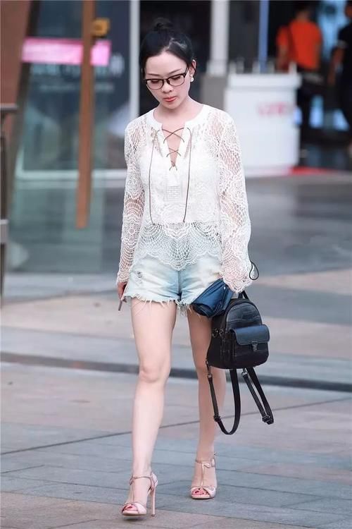 街拍：女生简约搭配，高跟鞋穿出时尚姿态