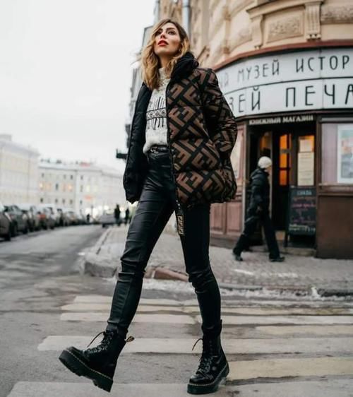 女人过了55岁，就要少穿小黑裤，学三木妈妈这样穿，特高级