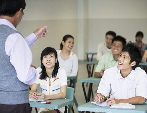 小学班主任，总有家长在微信上询问各种奇葩事，能不能不回复？