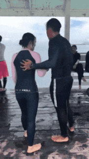 |搞笑GIF:这样翻锅菜都不会甩出来,真有两下