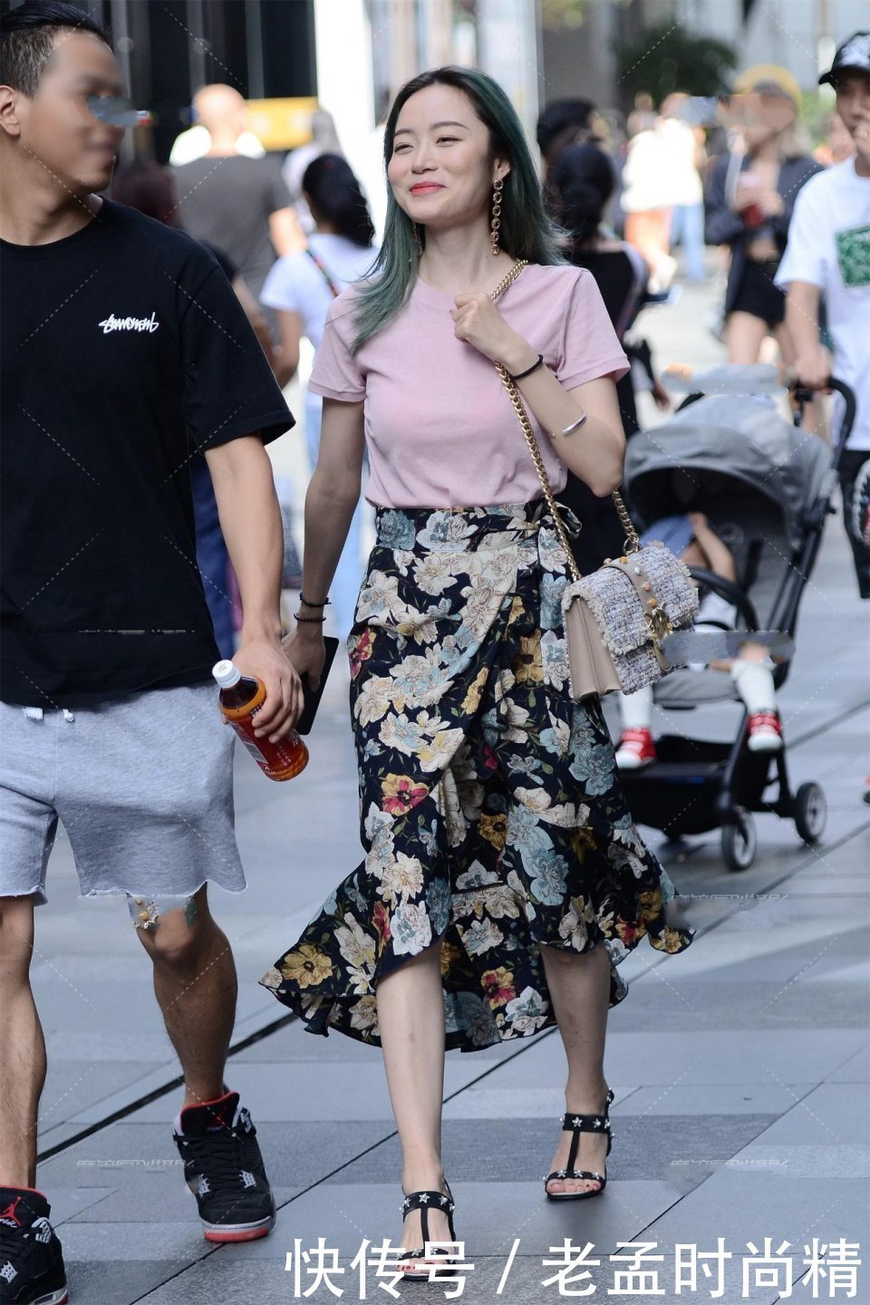 街拍：相当有气质的北方美女, 虽然有点小肚子, 这样另类的女孩子你咋看