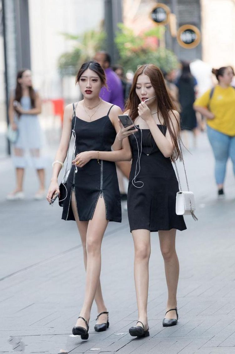 好身材|街拍:吊带紧身连衣裙,展示性感好身材,美丽极了