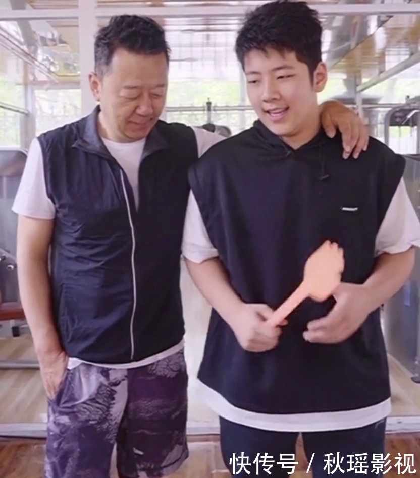 爸爸去哪儿 好久不见:还记得《爸爸去哪儿》的石头吗?如今比老爸郭涛还高…