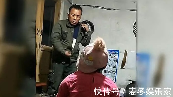 我们的爱|爸爸干了一天重活,回家看到女儿还在等候,从怀里掏出的东西泪目