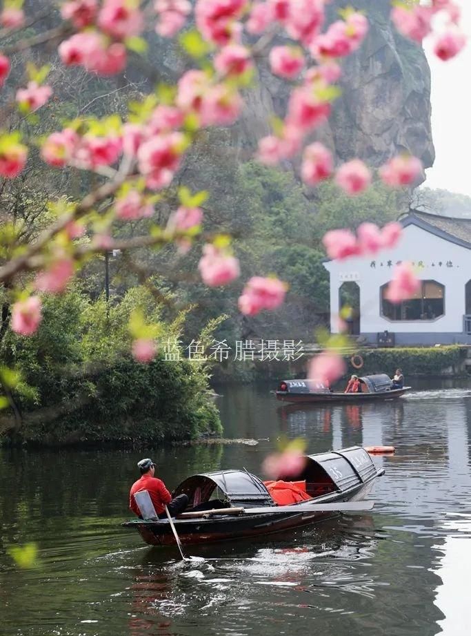 2021年4月，绍兴东湖最美的画面来了，桃红柳绿，小桥乌篷船