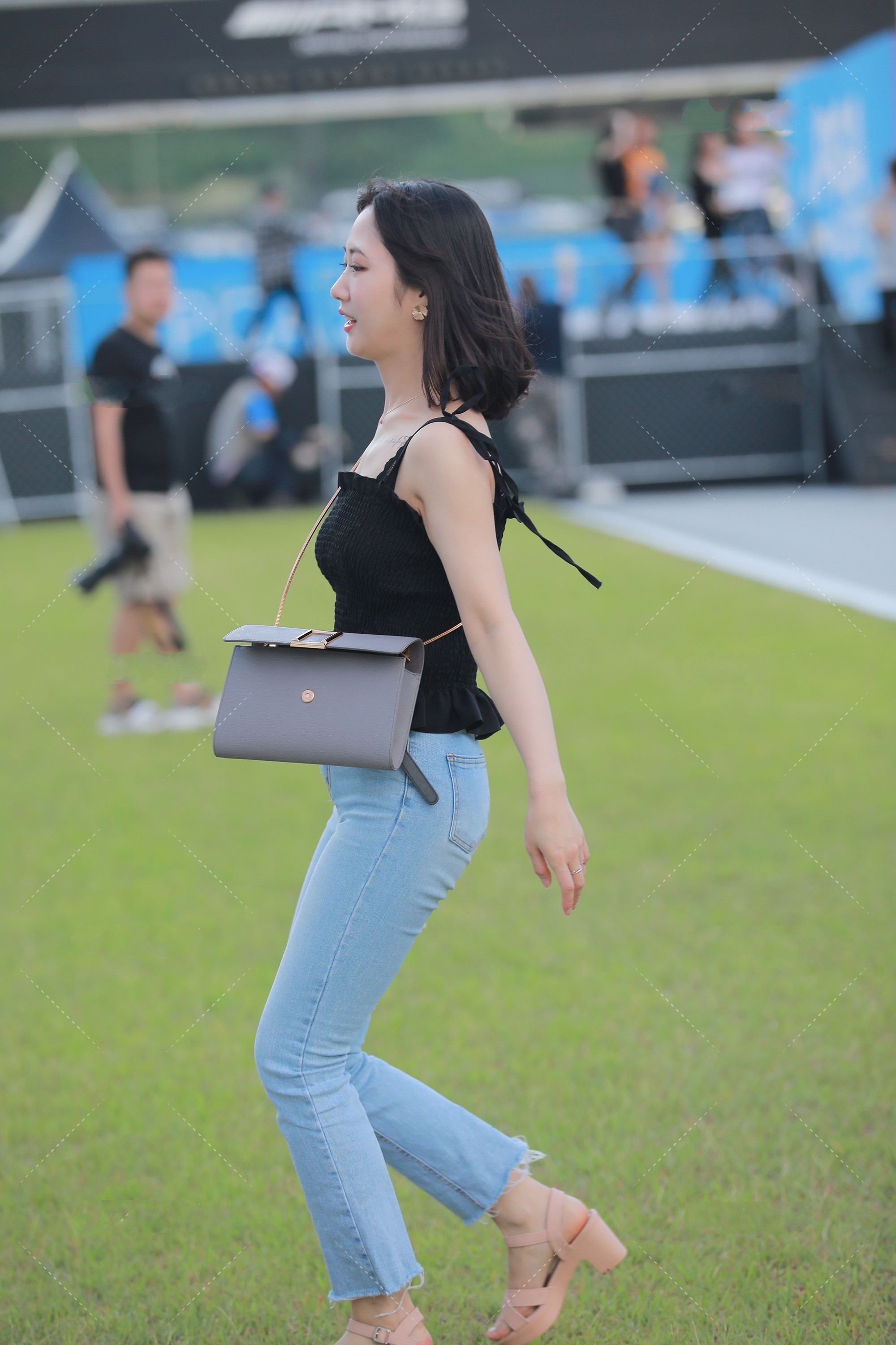 上衣|黑色上衣搭配蓝色裤子, 经典穿搭, 青春靓丽