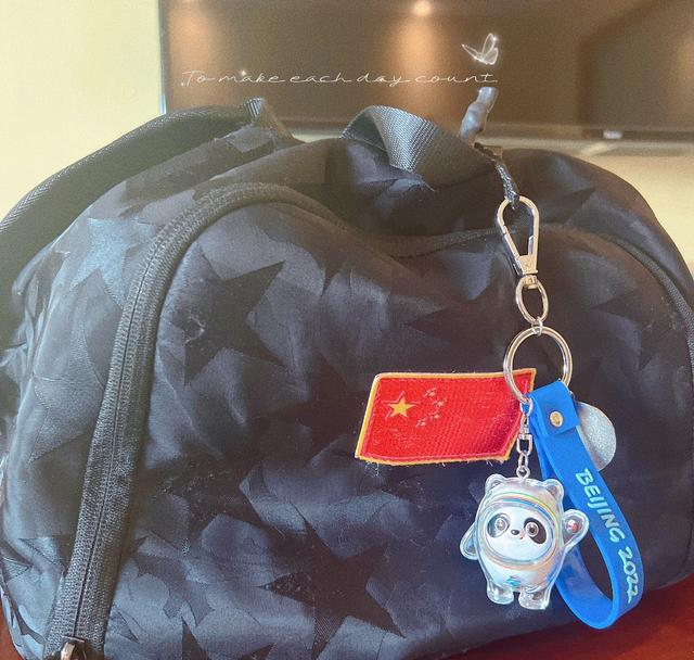 国乒|陈梦太坏了!把雪容融送孙颖莎,手拿冰墩墩炫耀:证明正大气人