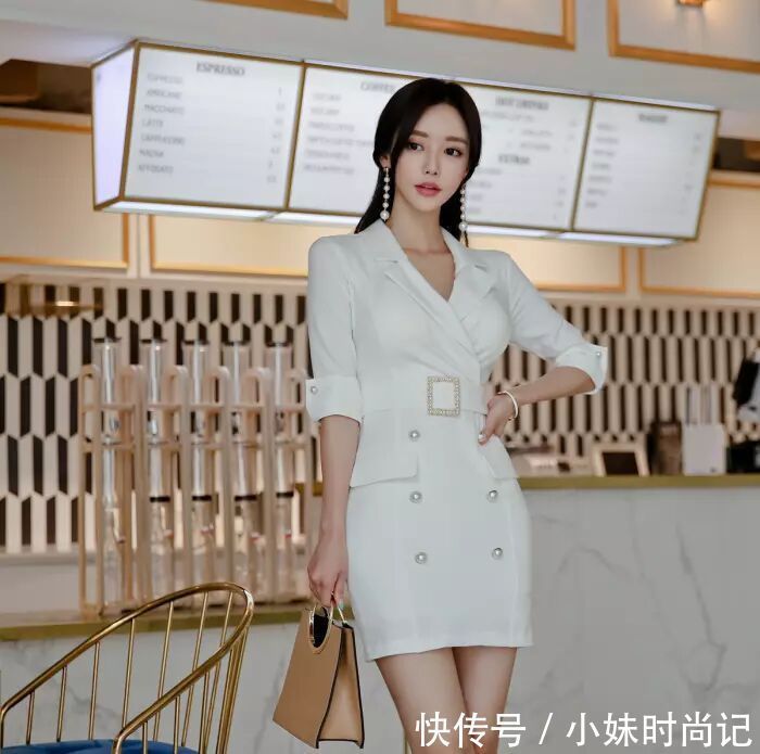 职业装|白色西装裙搭配白色尖头高跟鞋,复古的珍珠大气简约,看了就心动