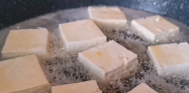 我家五花肉从不红烧,加一块豆腐,不加油不加水,上桌瞬间被扫光