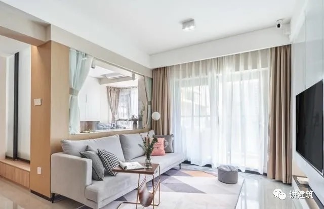 背景墙|客厅沙发靠墙放就太土气了,现在都流行这样做,房子档次翻几倍!