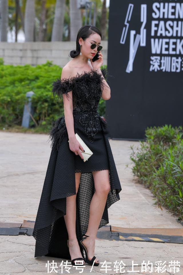 衬托|黑色连衣裙,搭配一字带凉鞋,衬托身材还有气质