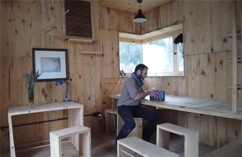 种菜|他用40棵松树,在荒山野林建起小屋,屋顶种菜生活自给自足