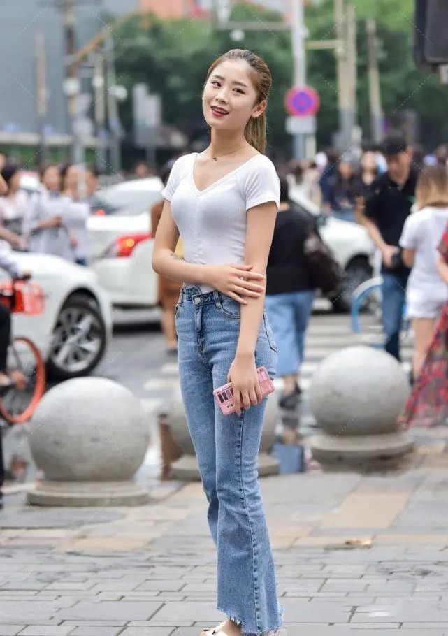 t恤|姐姐的整体造型，表现出一种靓丽个性，又不失自信的感觉