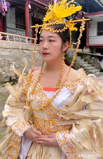 民族服饰@甘肃姑娘创新改造服装引关注，上演农村时装秀，环保创意获赞
