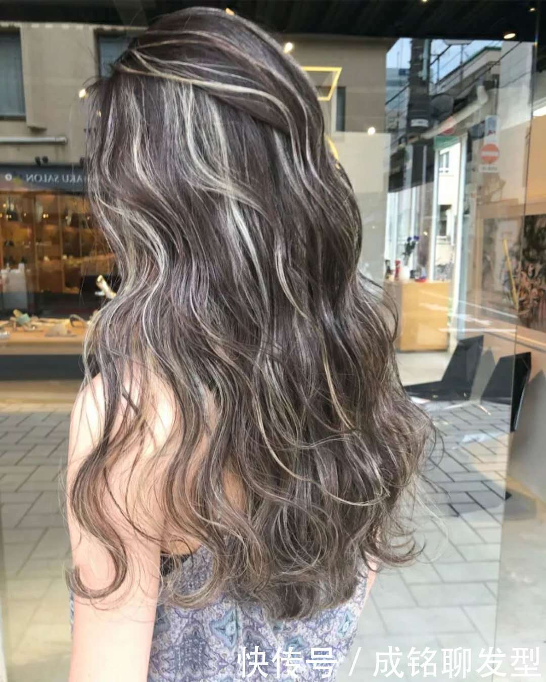 还在为白发多而发愁?这些网红却专门染花白发,的确很潮的感觉