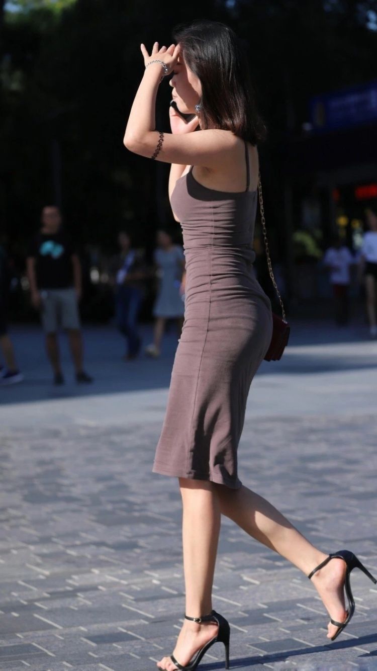 性感街拍丨风姿绰约,身材袅娜,吊带衫美女让人沉醉