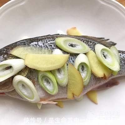 清蒸鲈鱼时,放盐和料酒都不对厨师长教你正确做法,太香了