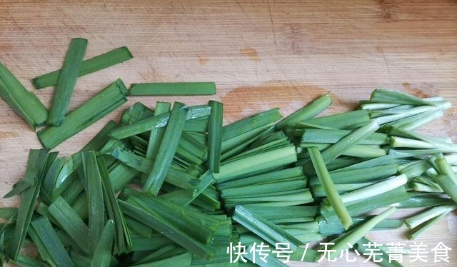 鸡蛋和粉丝一块做,炒一炒就出锅,方便简单,好吃又下饭!