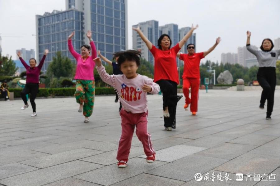 文化广场|壹图集｜美好假期，泰安市民从晨练开始