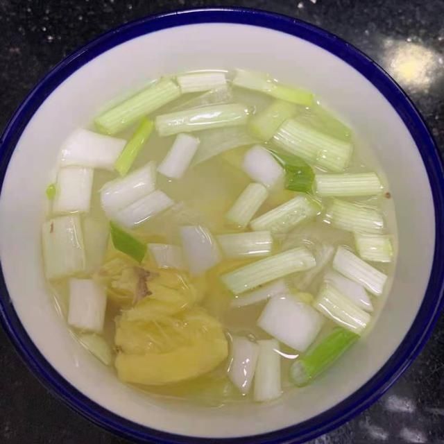 酒店|清蒸鱼看似简单，窍门却多，记住“1不放多2步”，比酒店做的还鲜