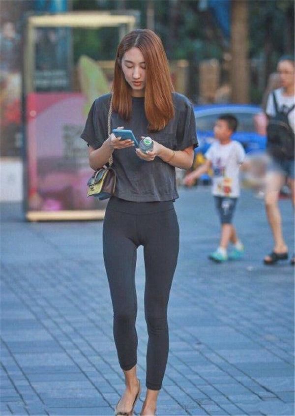 街拍瑜伽裤上街成为了热潮,好身材挡不住,性感诱人成焦点