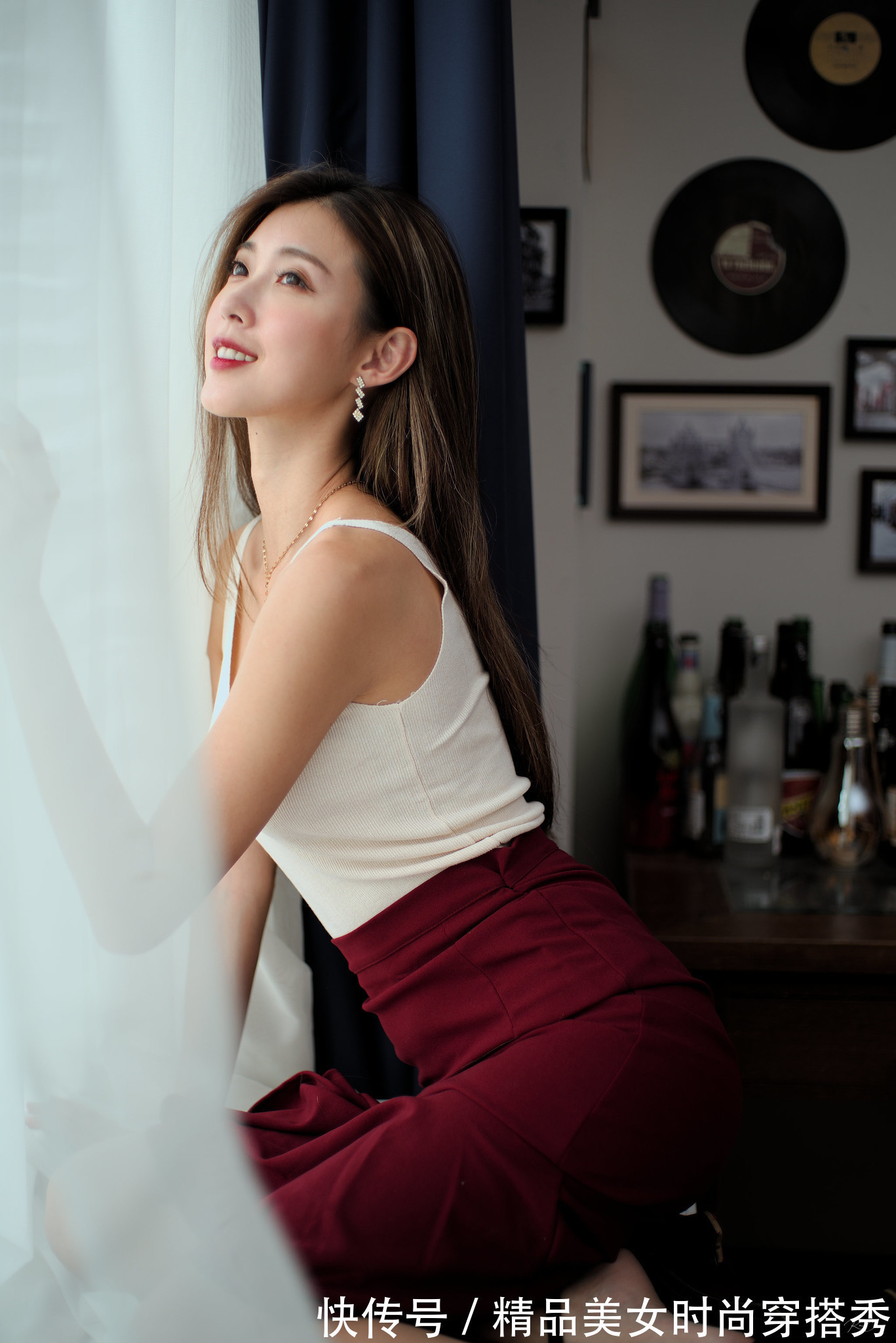 鱼尾裙|红色包臀裙搭配黑色高跟凉鞋,尽显优雅知性美